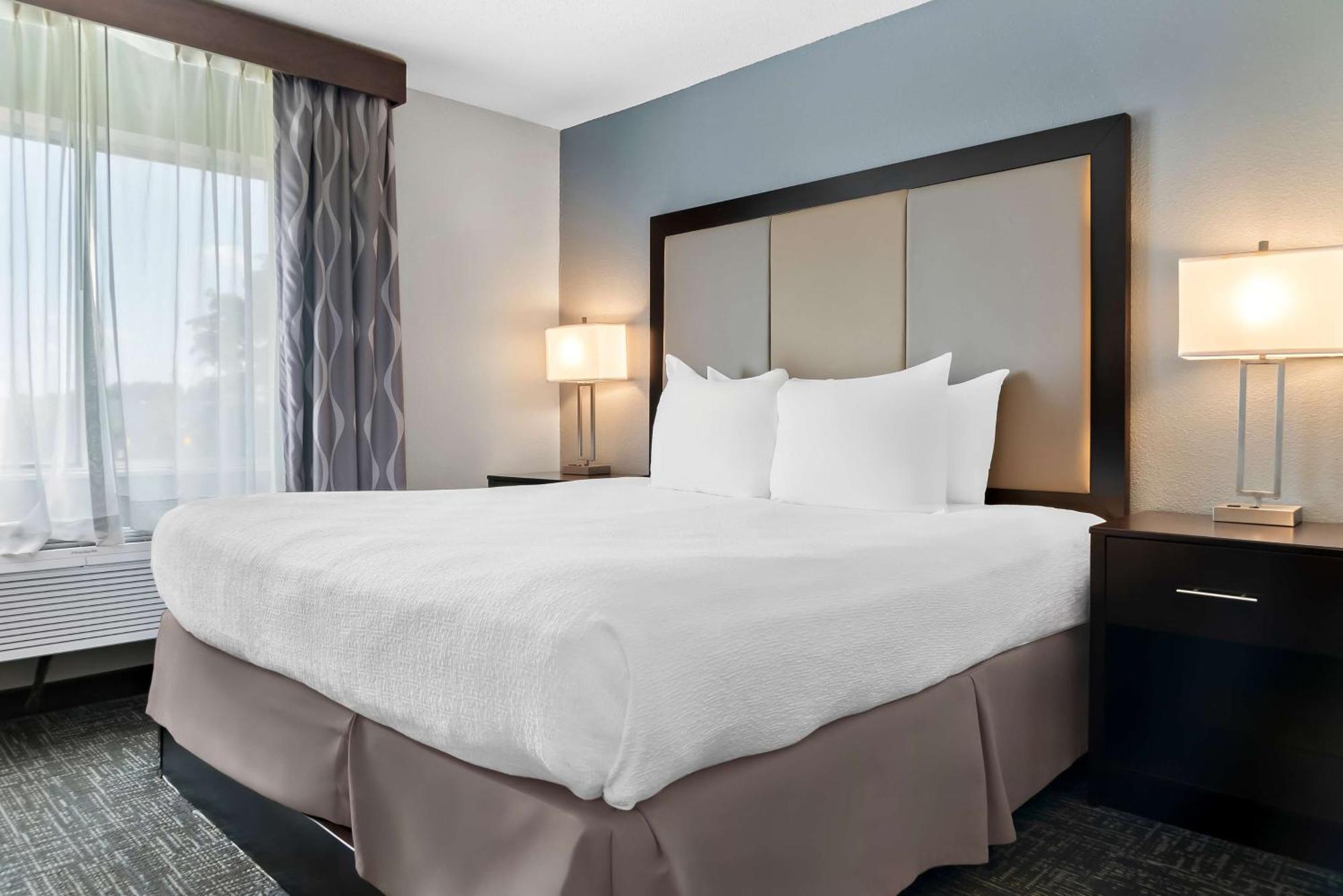 Hotel Western Airport & 3*