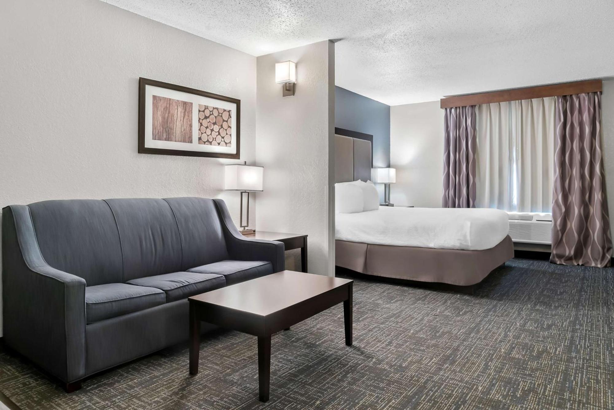 Hotel Western Airport & 3*