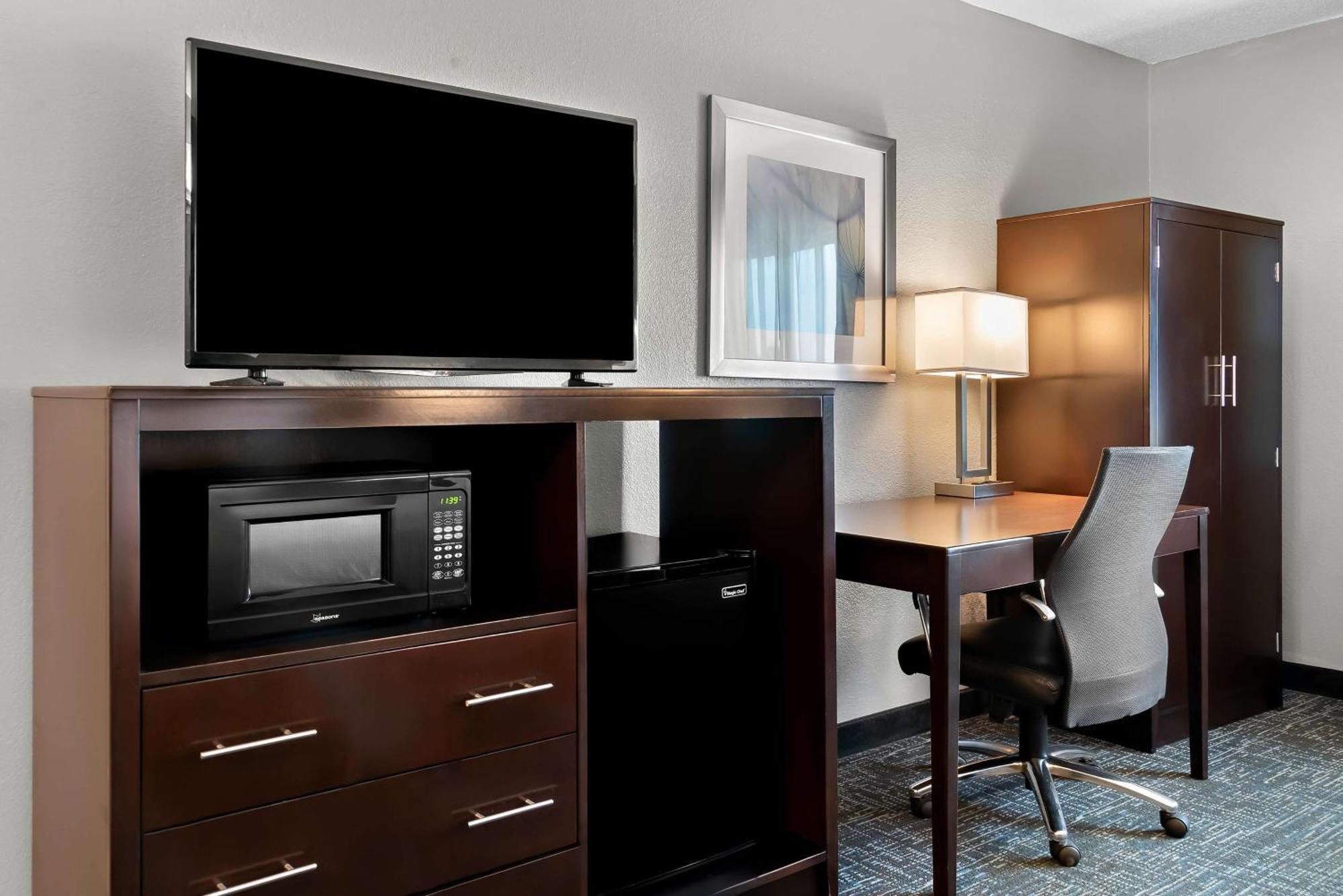 Hotel Western Airport & 3*