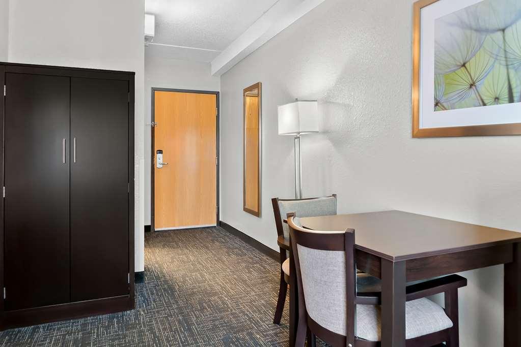 Hotel Western Airport & 3*